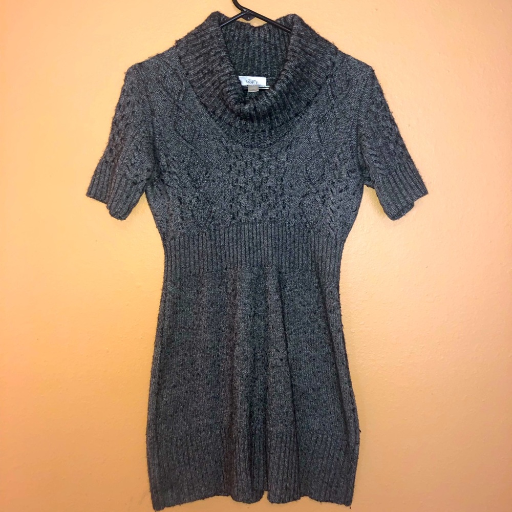 Adorable Loft gray knit sweater dress w/pattern